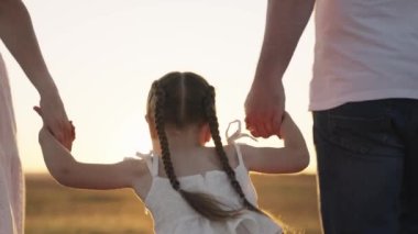 Küçük çocuk gün batımında anne ve babasını kucaklıyor, mutlu bir aile, parkta anne ve babasıyla eğleniyor, iyi bir çocuk hayatı, çocukluk hayali, doğanın açık havası.