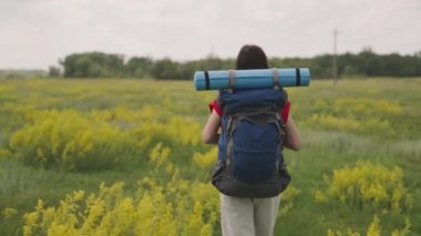 Sırtında sırt çantasıyla gezmeye, yürüyüş koşullarında aktif turist istirahati, macera dolu bir hayat, kadın mutluluğu ve özgürlük hayali, yoga ve spor minderi.