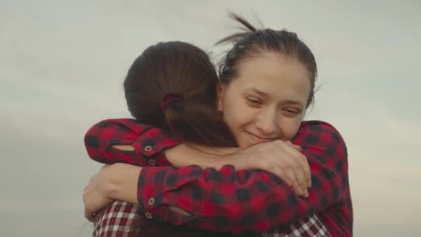 Chica abraza a su amigo al aire libre naturaleza, familia feliz, hija sonríe en los hombros de las madres, confianza en las relaciones de las personas, bondad y apoyo con buena sonrisa emociones, sincera ternura gratitud día — Vídeo de stock