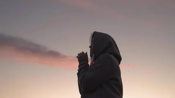 Girl praying on a pink sky background, believe in good good, ask for help, dream looking up, motivation inspiration outdoors, woman thinks meditating, wanderlust concept, heavenly light — Stock Photo, Image