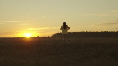 Güzel bir kız şafakta koşar, sabah güneşi altında koşar, gün batımında kardiyo antrenmanı yapar, sağlıklı bir hayat sürer, kalp atışını hızlandırır, zayıf bir vücut için egzersiz yapar, aktif bir spor hayatı sürer.