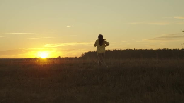 Hermosa chica corre al amanecer, mañana corriendo al sol, entrenamiento cardiovascular al atardecer, una persona lleva un estilo de vida saludable, aumentar la frecuencia cardíaca, ejercicios para la resistencia de un cuerpo delgado, la vida deportiva activa — Vídeos de Stock