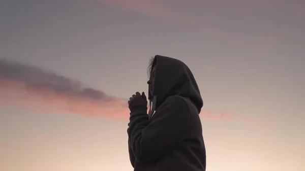 Girl praying on a pink sky background, believe in good good, ask for help, dream looking up, motivation inspiration outdoors, woman thinks meditating, wanderlust concept, heavenly light — Stock Photo, Image