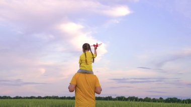 Baba küçük çocukla koşar kolları, çocuk hayalleri uçak pilotu, mutlu aile, babayla neşeli bir çocukluk kızı, bebekle eğlenceli bir hafta sonu gezisi, babalar günü, sevgili bir ebeveyn kızı
