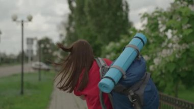 Genç milenyum kızı sırt çantası ve turist halısıyla seyahat eder, mutlu bir gün, mutlu tatil konsepti, turist yolunda doğa tatili, tatilde macera arayışı, gezgin konsepti