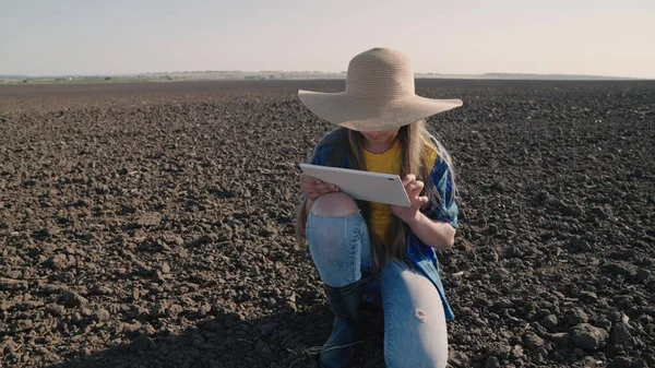 Landbouw, een agronomist met een tablet controles op het gebied van vruchtbare grond, biologische grond, grondbewerking voor het planten van groenten, boeren ecologische plantage, grond percelen business development technologie — Stockfoto