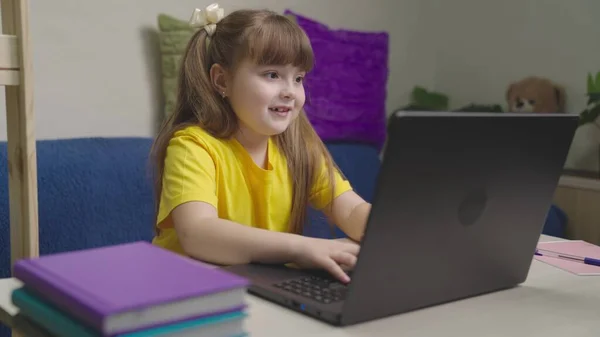 Niño educado en casa hace lecciones en el ordenador portátil de forma remota, estudiando el programa escolar en la computadora, asignaciones educativas para niños en edad preescolar, niño pequeño escribe teclado de texto, infancia feliz con el programa de juego —  Fotos de Stock