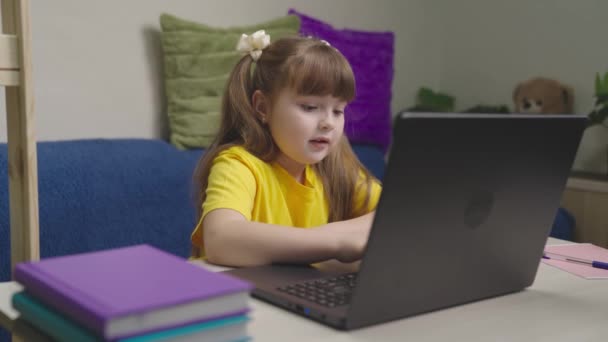 Enfant scolarisé à domicile fait des leçons sur ordinateur portable à distance, étudier le programme scolaire en ordinateur, devoirs éducatifs pour les enfants d'âge préscolaire, petit enfant écrit clavier texte, enfance heureuse avec le programme de jeu — Video