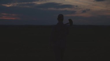 Kürekli, tarımlı bir çiftçinin silüeti, bahçe için toprağı kazmaya gider, ekin ekmeye hazırlanır, kırsal alanda iş yapar, bahçıvan gün batımında kazmak için işe gider, sebze hasat mevsiminde.