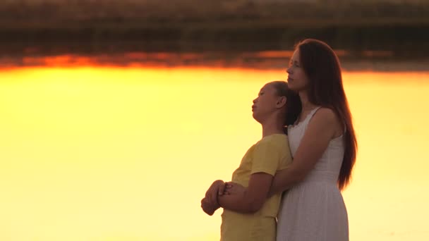 Mother hugs and regrets her daughter against the backdrop of the sunset sky, love children, difficult age of teenager, take care of childs mental health, be attentive and kind, care and compassion — Stock Video