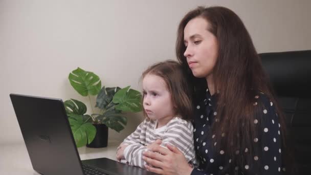 Mamá se queja al médico en línea sobre una tos infantil pequeña, la prestación de servicios médicos para un pediatra a través de la comunicación por video, viviendo en aislamiento y trabajando como freelancer — Vídeo de stock