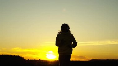 Siluet kız atlet koşuları, genç insan vücudunun açık havada kardiyo eğitimi, konsept sağlıklı yaşam tarzı, yürüyüş tramvayı, kilo verme egzersizleri, kilo verme aktif vücut hareketi, kadın iradesi