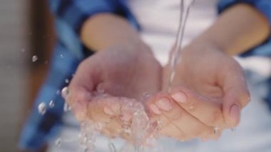 Temiz su çalışan birinin eline geçer, su sıkıntısı olduğunda temiz kalır, palmiyelerden farklı yönlere sıçrar, şeffaf bir sıvıyla deriyi tazeler, eko