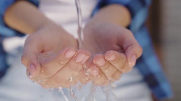 일하는 사람의 손에 깨끗 한 물이 흘러 들어가고, 물 이 부족할 때는 깨끗 한 상태를 유지하고, 손바닥에서 다른 방향으로 물을 튀기고, 투명 한 액체 인 에코 로 피부를 상쾌하게 한다 — 비디오