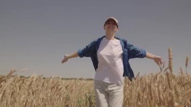 Tarım, mutlu tarım, tarlada elleri havada koşar, çiftçi kırsalda çalışır, buğday başakları çiftlikte, hasat mevsimi, tarlada olgunlaşmış buğday taneleri, neşeli köylüler