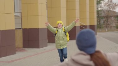 Anne okuldan sırt çantalı çocukla tanışır, okul çantalı çocuk okul bahçesinde bir anneye sarılır, çocuklar ebeveynleri sever, ilkokuldan sonra birinci sınıf öğrencisi, eğitim merkezi öğrencisi...