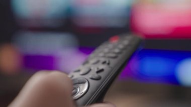 TV uzaktan kumandası, akıllı ev aletleri, düğmeye basma programı, ekrandaki filmleri seç, akşamları TV haberleri izle, ekrandaki bulanık olay kasetini aç, internet televizyonu