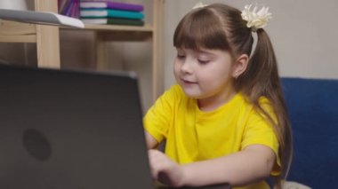 Mutlu çocuk evde bilgisayar eğitimi alır, bilgisayardaki küçük bir çocuk için uzaktan öğrenme sanal gerçeklikte okul sohbeti, ev ödevi yapan bir kız, modern öğretim