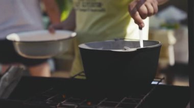 Erkekler tencerede ateş üstünde yemek pişirir, yürüyüş sırasında yemek tarifi verir, tencereye salamura edilmiş sulu et koyar, insanların dinlendiği bir kamp kurar, mutlu insanların turist macerası, erkek kampı.