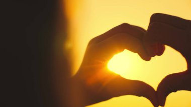 Gün batımında kalp işareti, günbatımında mutlu kız gezgin, günbatımında Afrikalı Amerikan çok kültürlü, ergenlik rüyası, romantik aşk ülkesi Amerika, eğlence dolu genç yetişkin, kız