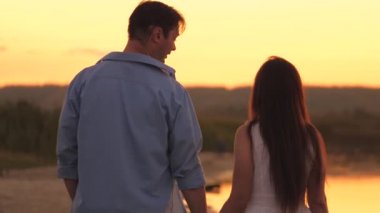 Bir adam ve bir kadın gün batımında sahilde yürür, iki insanın romantik ilişkisi, mutlu aile, neşeli insanlar iletişim kurmayı sever, birlikte tasasız bir hafta sonu geçirirler.
