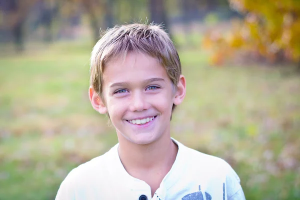 Joven niño sonriendo Fotos De Stock Sin Royalties Gratis