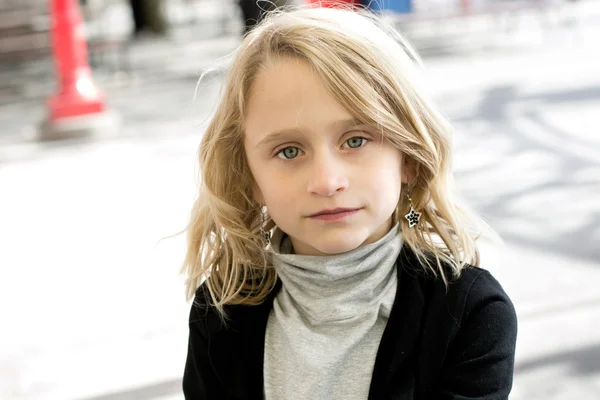 sarışın arası kız.