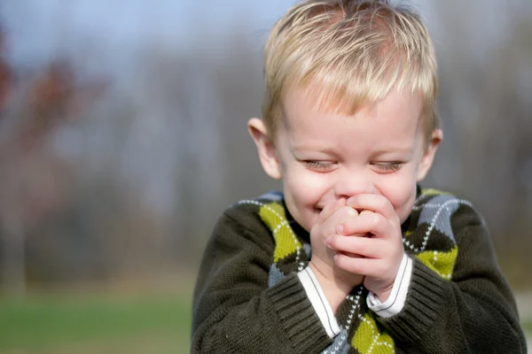 Ung pojke fnittrande. — Stockfoto