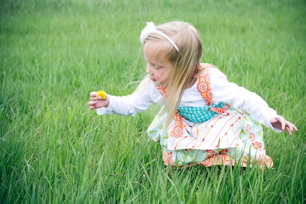 Liten flicka i gräsbevuxna fält. — Stockfoto