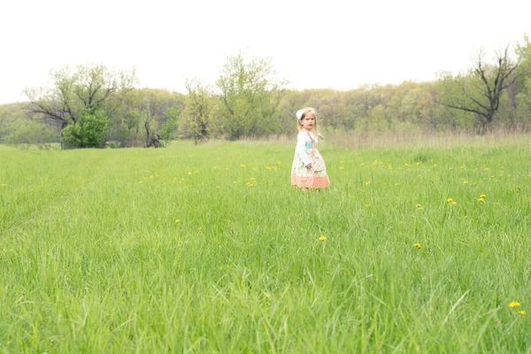 Niña en Grassy Field . — Foto de Stock