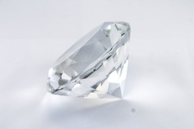 Beyaz arkaplanda izole edilmiş elmas