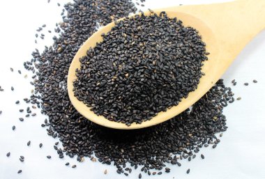 tahta kaşık içinde siyah susam