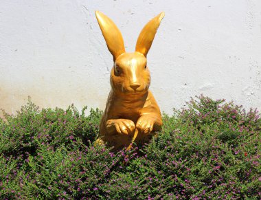 tavşan heykeli