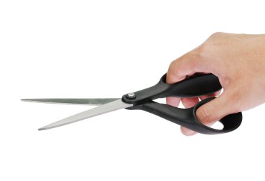 Metal makası beyaz arkaplanda izole edilmiş halde tutan eli kapat.