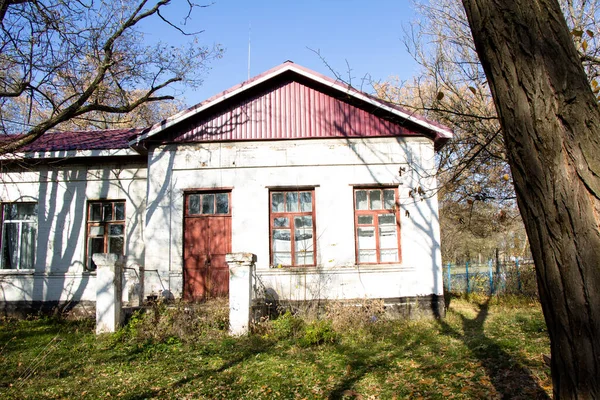 ウクライナの田舎の医療機関の古いと新しい建物 — ストック写真