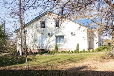 Ukrayna kırsalında eski ve yeni bir tıp kurumunun binaları