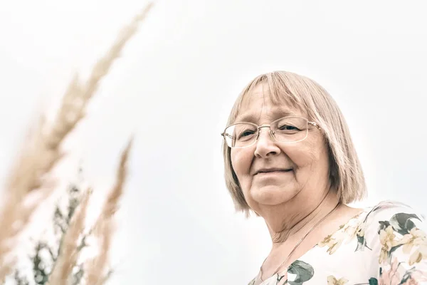 Une Femme Âgée Dans Herbe Haute Avec Des Épillets Automne — Photo