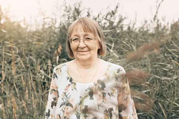 Une Femme Âgée Dans Herbe Haute Avec Des Épillets Automne — Photo