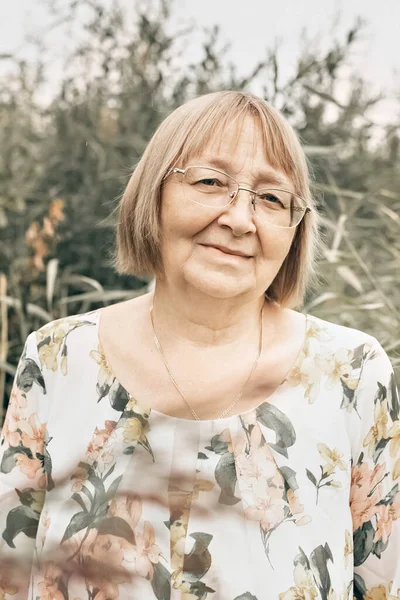 Une Femme Âgée Dans Herbe Haute Avec Des Épillets Automne — Photo