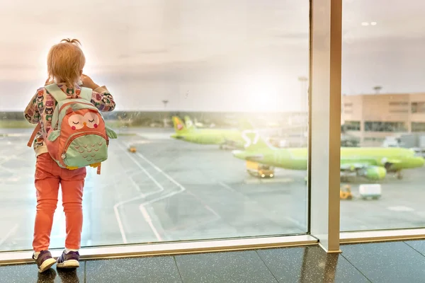 Una Bambina Todd Con Uno Zaino Guarda Fuori Dalle Finestre — Foto Stock