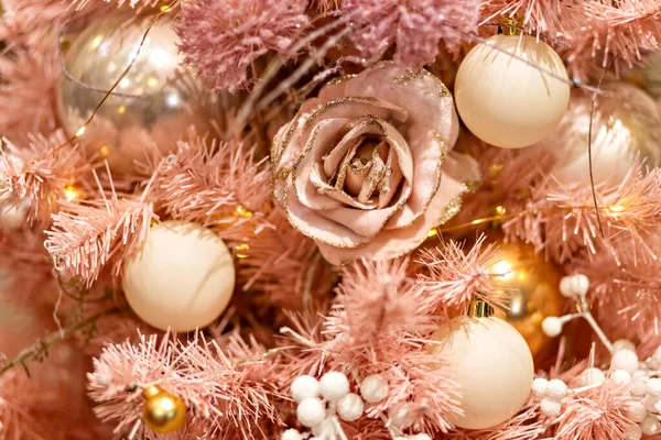 圣诞树上的粉色背景装饰着新年的粉色玩具 — 图库照片