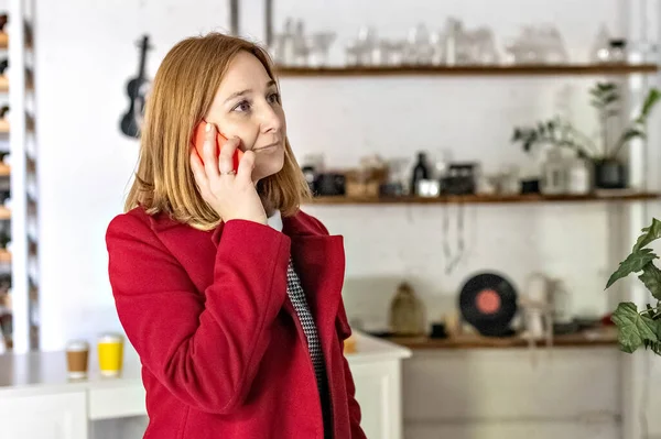 Una Mujer Joven Bonita Está Hablando Por Teléfono Móvil Oficina — Foto de Stock
