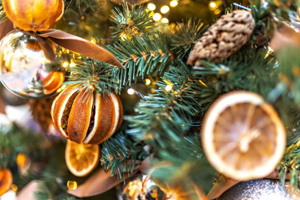 Fundo Natal Uma Árvore Natal Decorada Com Cones Tangerinas Laranjas — Fotografia de Stock