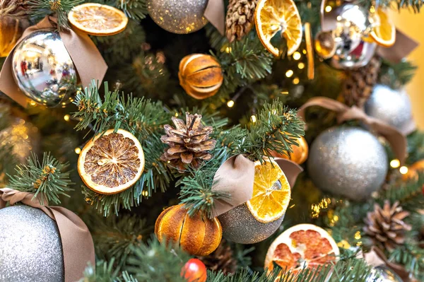 圣诞树的背景装饰着球果 橘子和橘子 寒假农历新年 — 图库照片