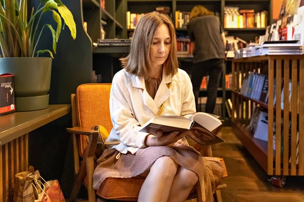 Молодая Женщина Студентка Сидит Библиотеке Читает Книгу Жизнь Колледже — стоковое фото
