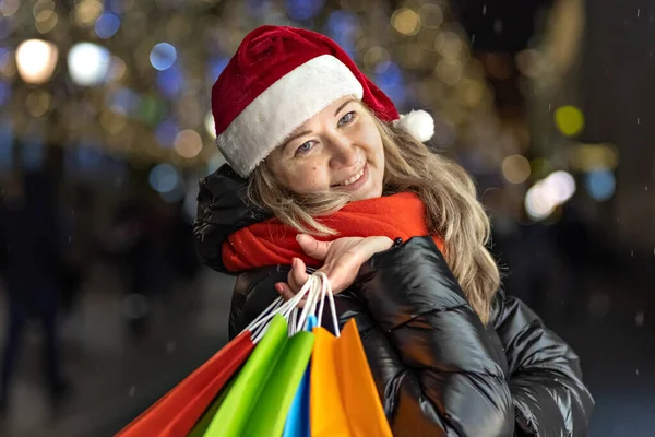Portrait Woman Santa Hat Christmas Shopping Colorful Bags Street Decorated — Fotografia de Stock