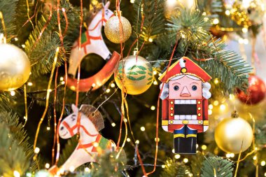 Noel oyuncaklarıyla süslenmiş bir Noel ağacının Noel arkaplanı. Kış tatili. Yeni Yıl