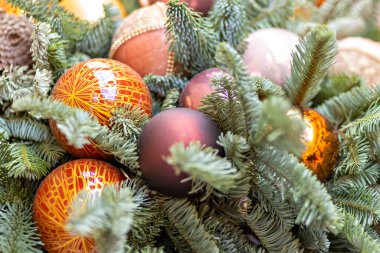 Noel oyuncaklarıyla süslenmiş bir Noel ağacının arka planı. Kış tatili Yeni Yıl