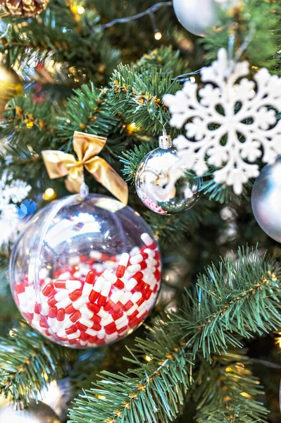 Fundo Natal Uma Árvore Natal Decorada Com Brinquedos Natal Férias — Fotografia de Stock