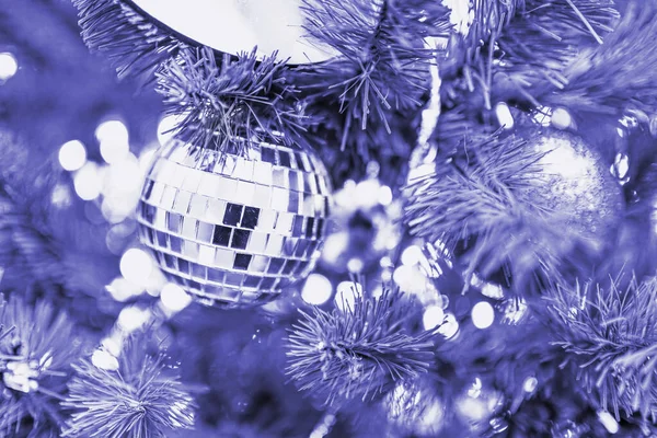 크리스마스 트리의 크리스마스 휴가로 장식되어 — 스톡 사진
